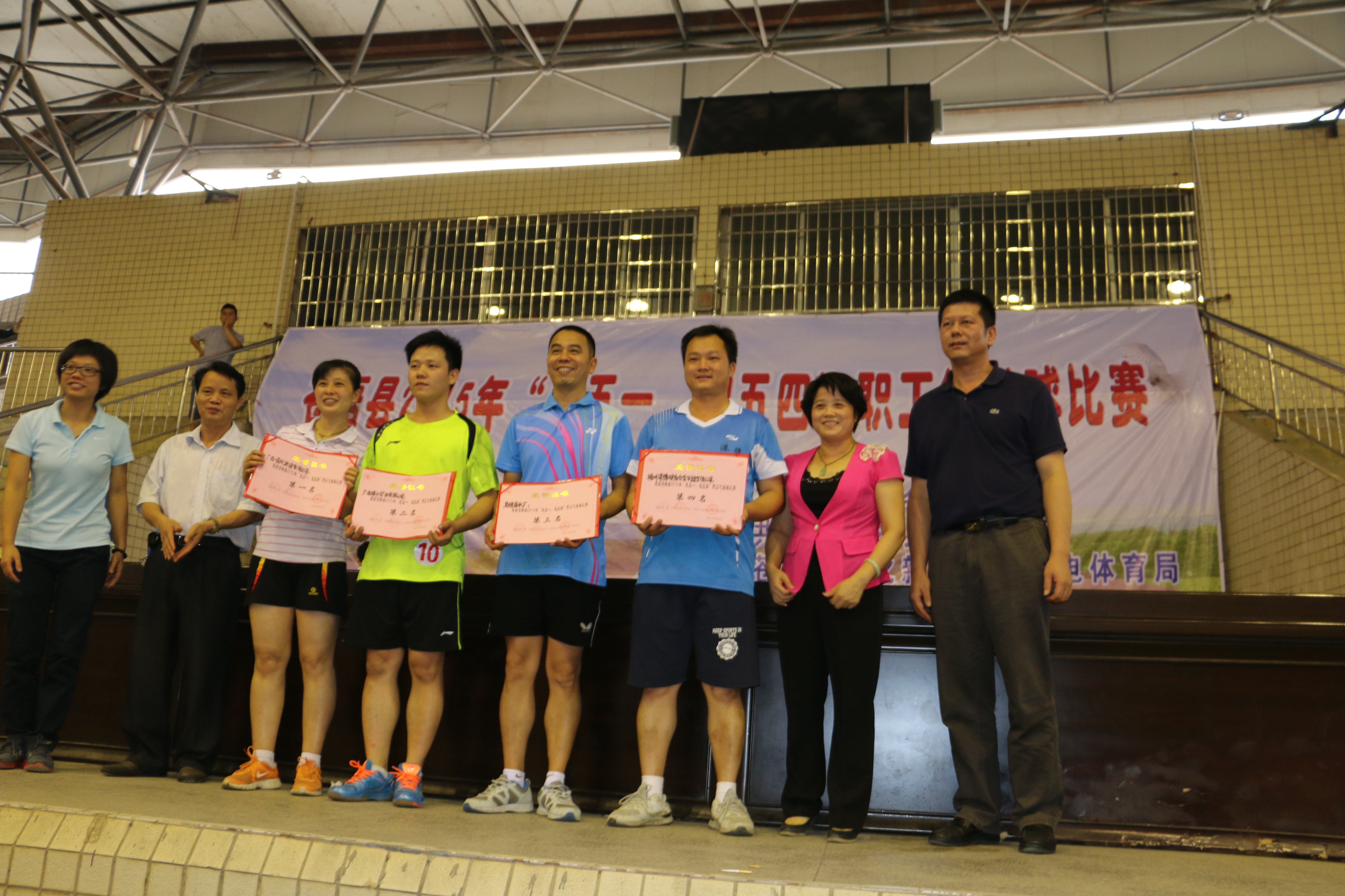 4月26日，由蒼梧縣總工會(huì)主辦、共青團(tuán)蒼梧縣委員會(huì)、蒼梧縣文化新聞出版廣電體育局聯(lián)合主辦的&ldquo;慶五一&bull;迎五四&rdquo;職工氣排球比