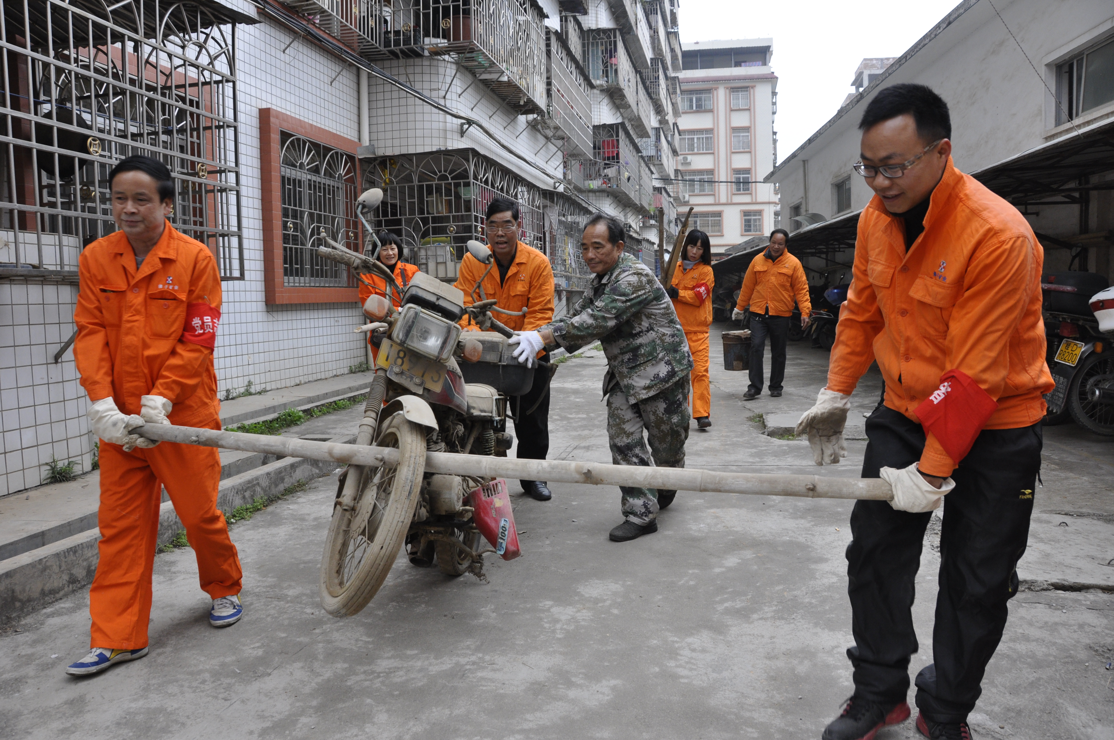 佛子公司開展清理廢舊摩托車、自行車、生活垃圾志愿者服務(wù)活動
