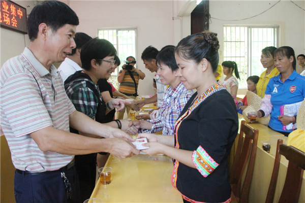 市縣鎮(zhèn)領(lǐng)導(dǎo)班子為六堡茶行業(yè)新入會農(nóng)民工頒發(fā)工會會員證