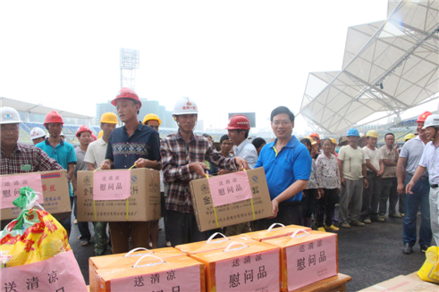 市總工會黨組書記、常務(wù)副主席為在建體育場農(nóng)民工送清涼