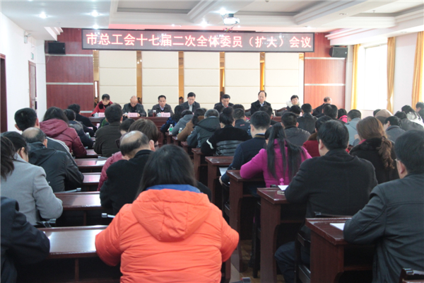 3月11日，梧州市總工會(huì)召開十七屆二次全委會(huì)（擴(kuò)大）會(huì)議，市委副書記蔣海東發(fā)表講話，市總工會(huì)黨組書記、常務(wù)副主席朱明勝作