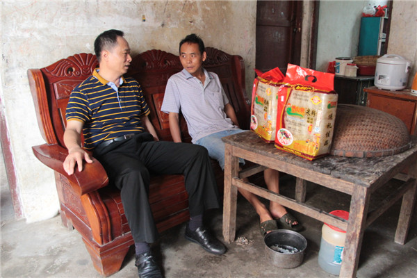 8月12日，梧州市總工會黨組書記、常務副主席梁耀中前往藤縣塘步鎮(zhèn)龍安村定點貧困戶家中，為他們送上慰問品并了解他們的家庭情