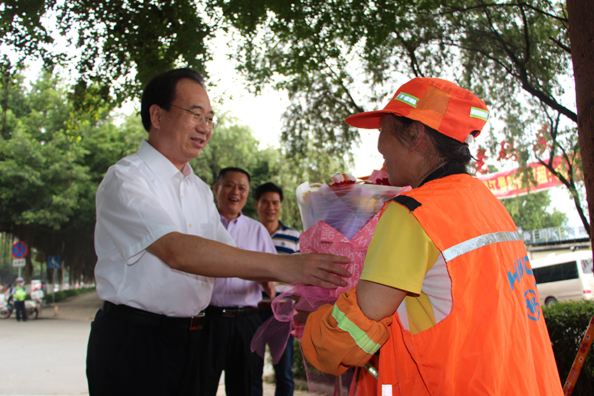 朱學(xué)慶看望慰問一線勞動者致以美好的節(jié)日祝福(圖文)