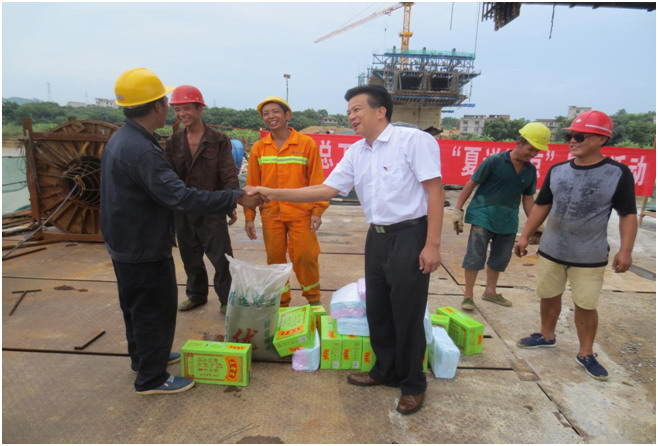 藤縣人大副主任、總工會主席陳淼東在衫花根大橋建設(shè)工地開展&ldquo;夏送清涼&rdquo;慰問活動.jpg