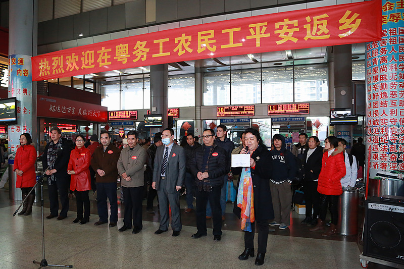 溫暖回家路：桂籍在粵務(wù)工農(nóng)民工免費乘大巴車返鄉(xiāng)