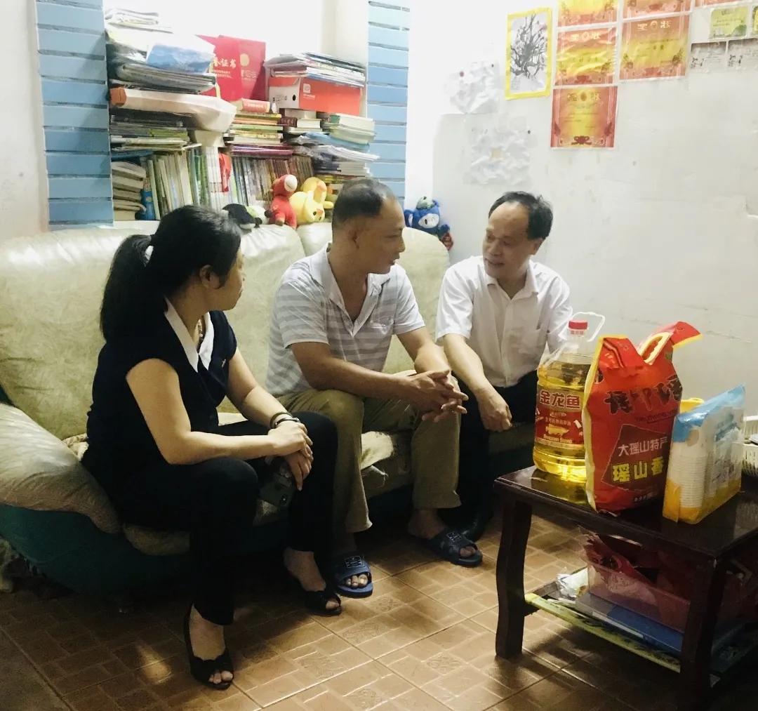 節(jié)日慰問暖人心，結(jié)對幫扶情誼真