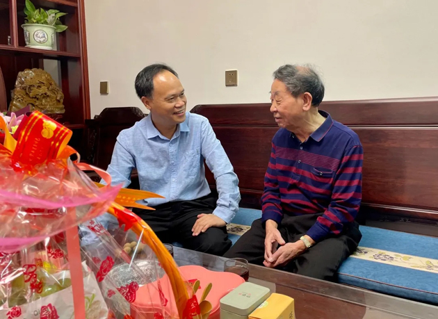 秋意濃，情意真，重陽慰問暖人心