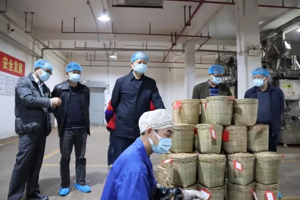 自治區(qū)財(cái)貿(mào)輕紡煙草工會到我市開展元旦春節(jié)送溫暖活動