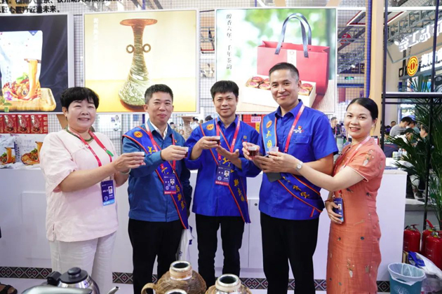 梧茶飄香展魅力，技能創(chuàng)新眾人捧丨梧州六堡茶亮相第二屆大國(guó)工匠創(chuàng)新交流大會(huì)