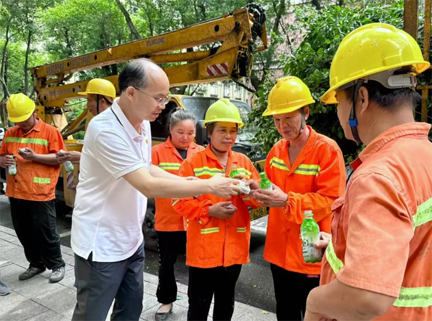 清涼驅暑熱，關懷沁人心丨梧州市總工會與愛心企業(yè)為艱苦崗位一線職工送清涼