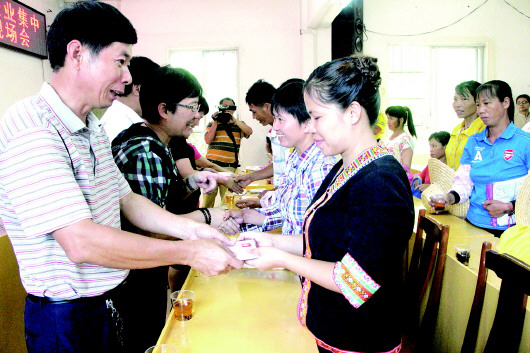 蒼梧縣六堡鎮(zhèn)：召開“企業(yè)集中建會(huì)”暨“農(nóng)民工入會(huì)集中行動(dòng)”現(xiàn)場會(huì)