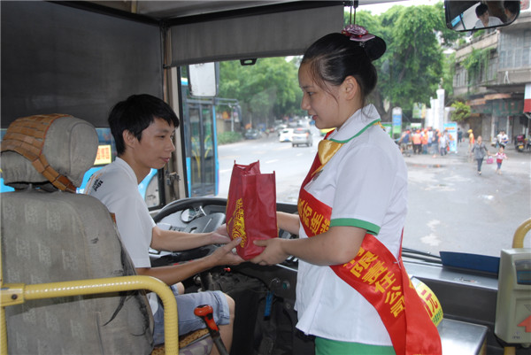 愛心消暑  呵護(hù)一線職工