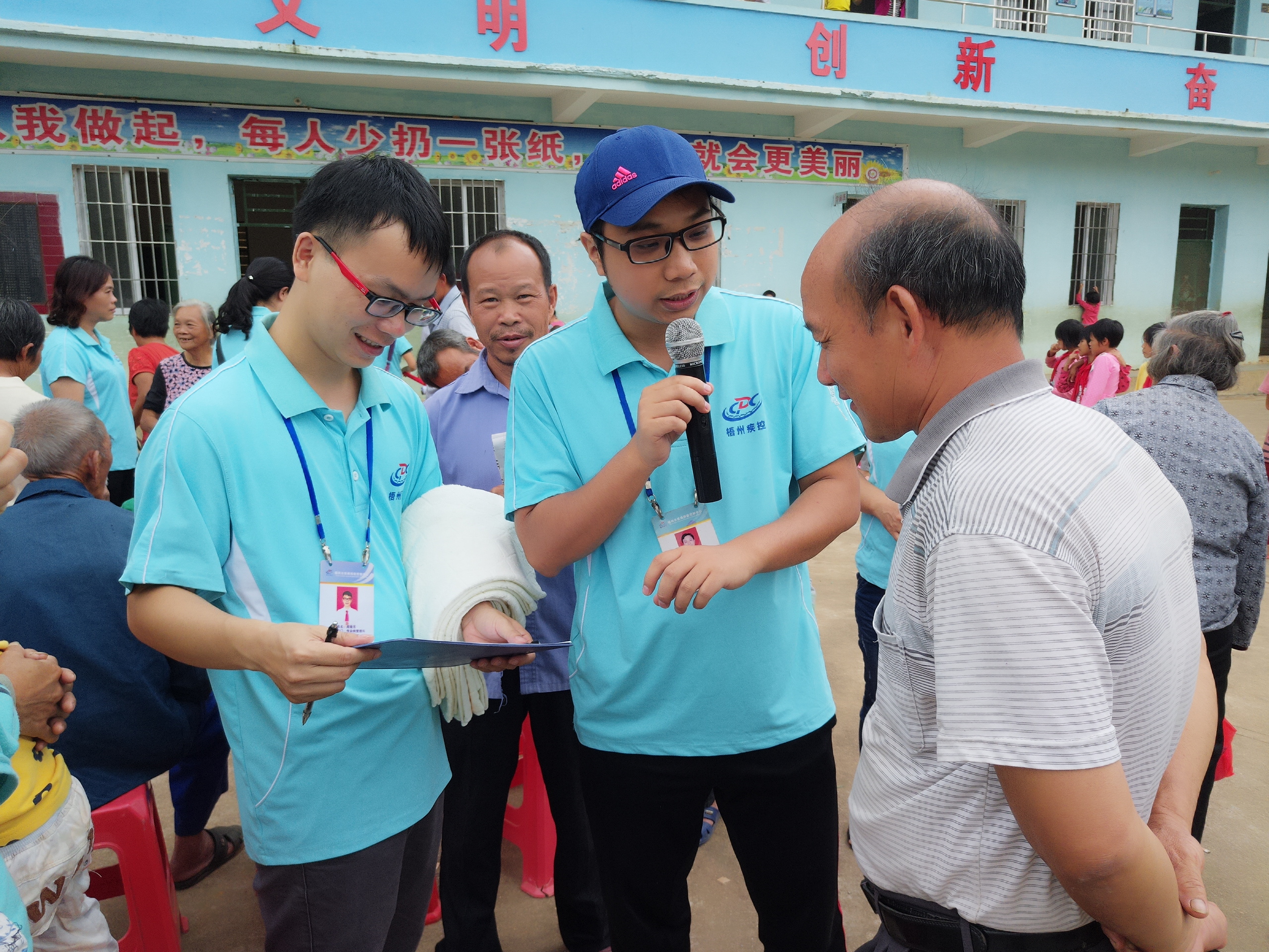 2016年10月14日市疾控中心工作人員在進(jìn)行有獎(jiǎng)問答環(huán)節(jié)，與村民們互動(dòng)。（陸紅玉  攝）.jpg