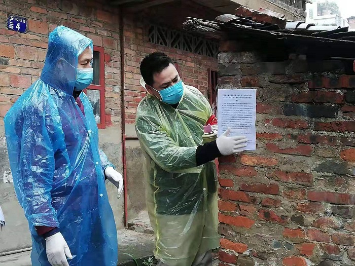 圖3.2月4日，萬秀區(qū)總工會(huì)主席莫培燁到龍骨社區(qū)協(xié)助開展疫情防控核查和宣傳工作.jpg