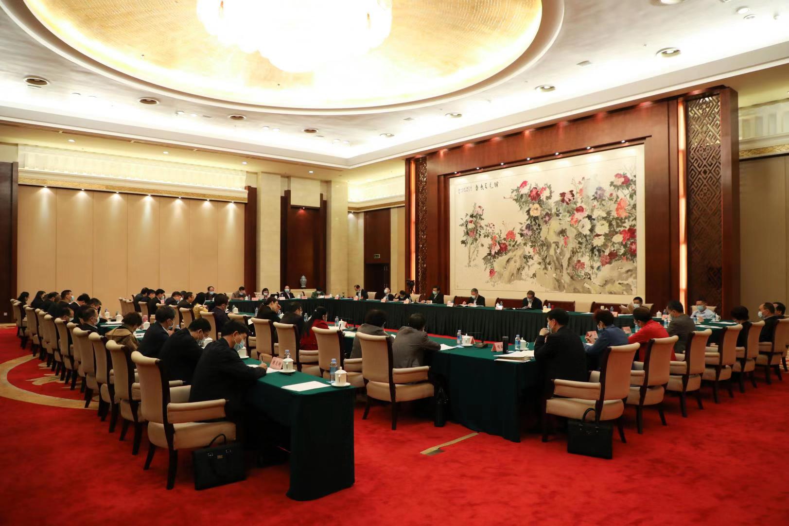 自治區(qū)政協(xié)十二屆四次會議召開期間，工會界別委員結(jié)合工作實際，積極建言獻策——