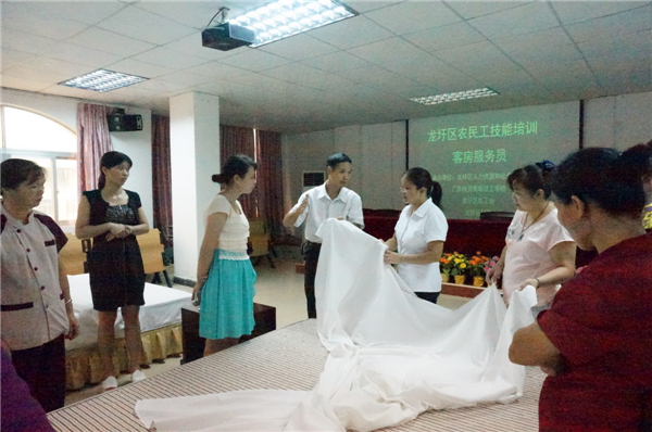 客房服務(wù)員在培訓(xùn)  潘品秀攝.JPG