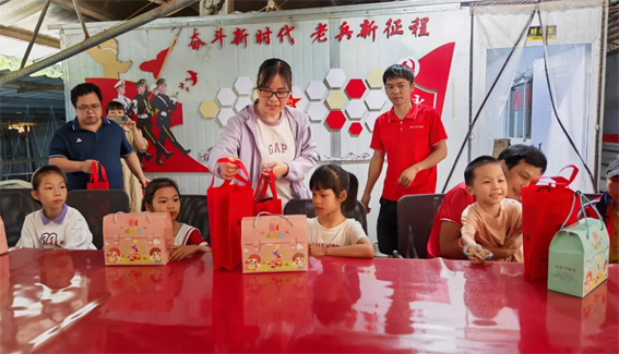 藤縣總工會開展“六一暖童心 關(guān)愛護成長”系列慰問活動，為300余名特殊群體兒童送溫暖