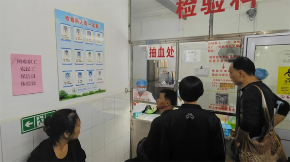 龍圩區(qū)總工會為困難職工、農(nóng)民工等群體人員開展免費(fèi)體檢活動