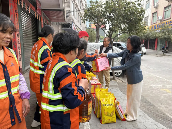 龍圩區(qū)總工會(huì)開(kāi)展春節(jié)慰問(wèn)活動(dòng) 梧州工人  2026年2月7日 19:46 廣西