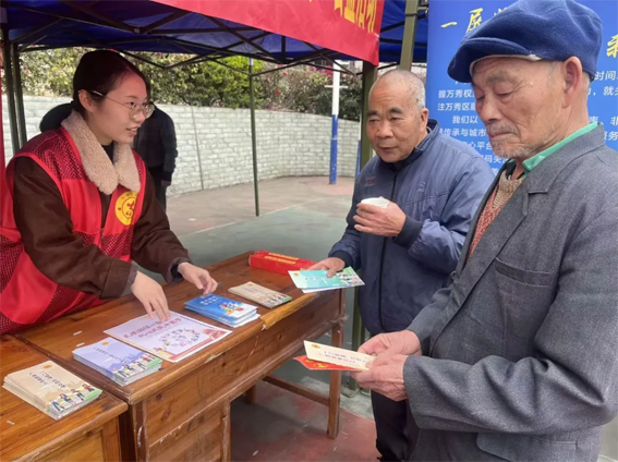 萬秀區(qū)總工會(huì)開展春節(jié)“送萬福、進(jìn)萬家” 公益活動(dòng)