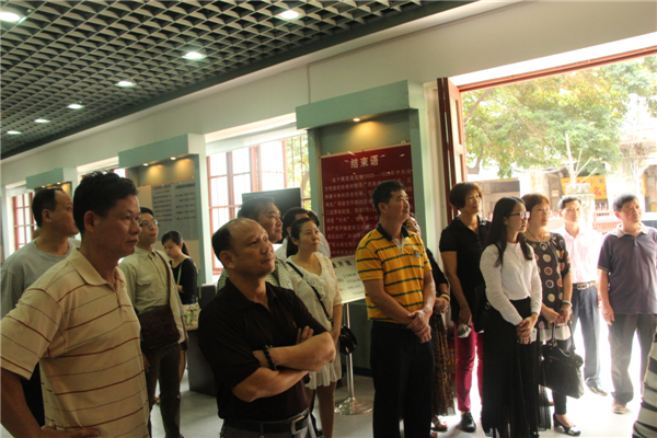 為踐行社會主義核心價值觀，進一步弘揚優(yōu)秀傳統(tǒng)文化，引領(lǐng)全市廣大職工群眾文明祭祖，文明追思。4月3日梧州市總工會組織干部職